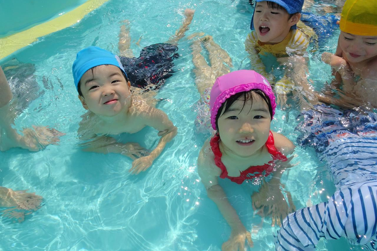 プールで水あそび